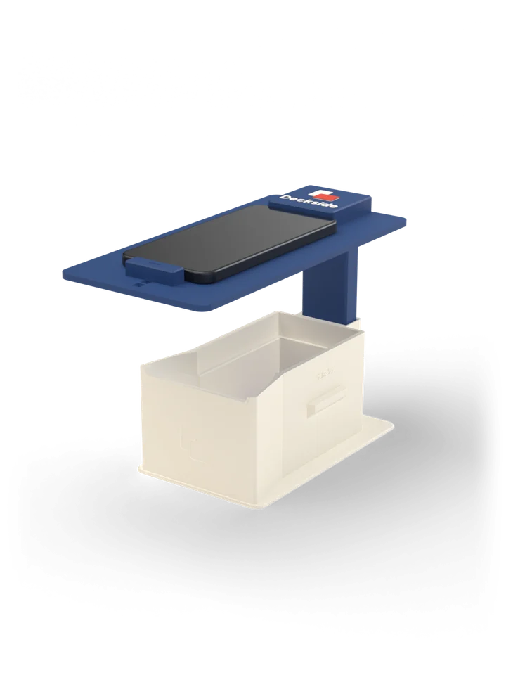 Deckside Scan Stand montato: il corpo color avorio con la rampa davanti e il cassetto a destra, la colonna e il piano blu con un telefono appoggiato sopra.
